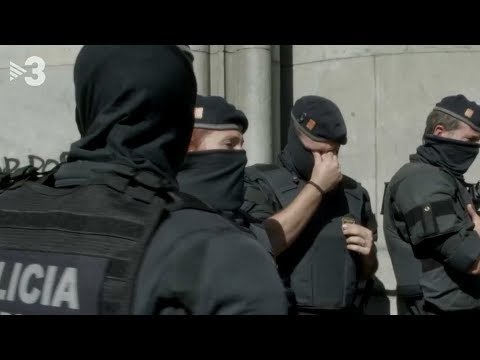 Mosso d'escuadra s'emociona quan els manifestants canten ‘Els Segadors’