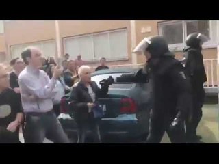 Cop de puny d'un Policia Nacional a un manifestant