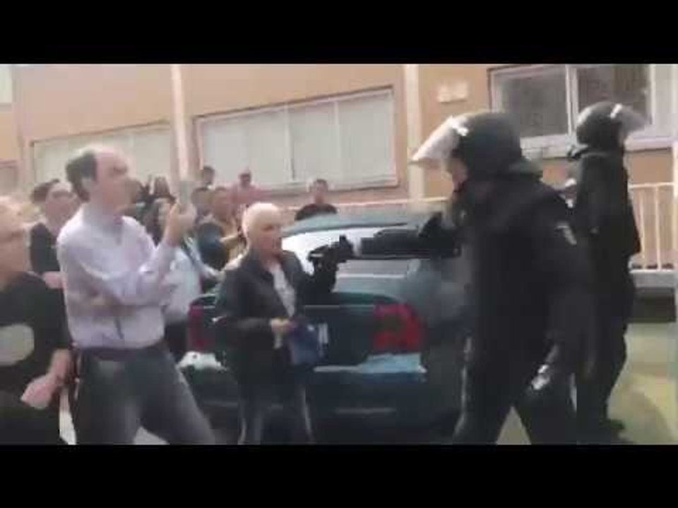 Cop de puny d'un Policia Nacional a un manifestant