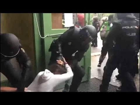Policia Nacional trenca dits, colpeja i tira per les escales els manifestants