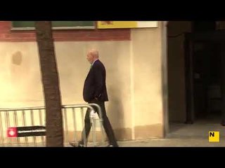 Màrius Carol sortint de les dependències de la Guàrdia Civil