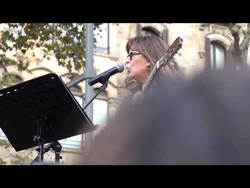 Maria del Mar Bonet canta "Què volen aquesta gent?" en suport els Jordis