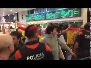 Grup d’espanyolistes criden els independentistes