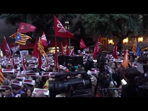 Crits dels manifestants llibertat als presos polítics a la Plaça de la Catedral
