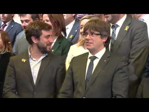 Foto de família del president Puigdemont, els consellers i els alcaldes a Brussel·les