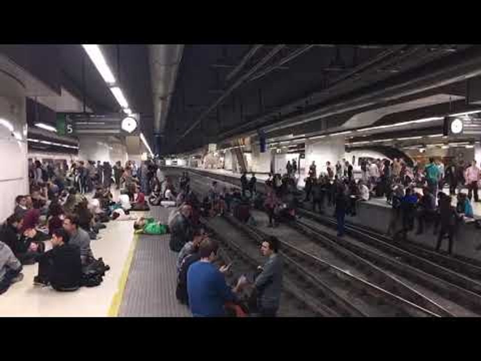 Manifestants a Sants criden "les vies seran sempre nostres"