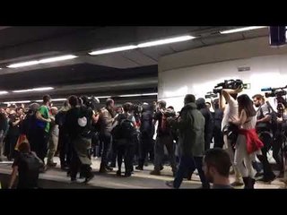 Els mossos marxen de les vies després de la reunió amb els manifestants