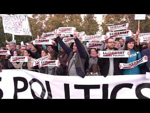 Manifestants cridant: Presos polítics, llibertat