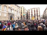 Arriben els primers manifestants a la Plaça de Sant Jaume