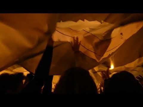 Els manifestants passen les pancartes del Jordis per damunt dels caps