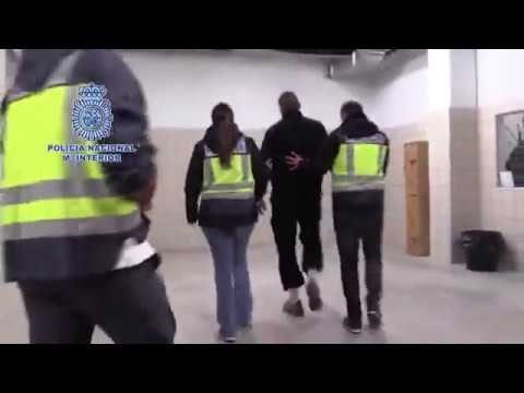 Policia espanyola detenint els ultres acusats de participar en la baralla al bar Zurich el 12-O