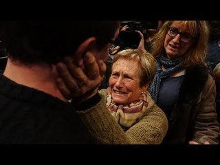 Carles Mundó s'abraça amb la seva gent