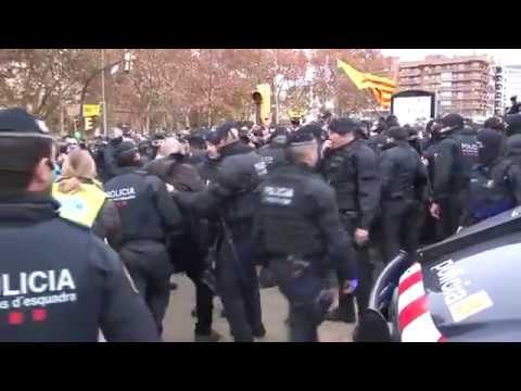 Tensió entre els mossos i els manifestants pel trasllat de les obres de Sixena