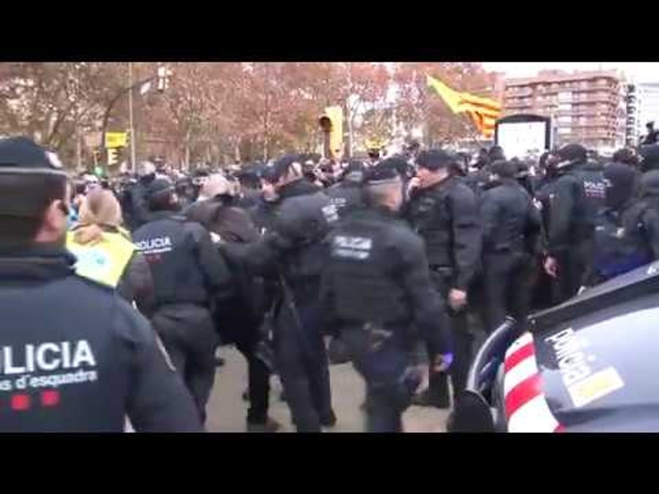 Tensió entre els mossos i els manifestants pel trasllat de les obres de Sixena