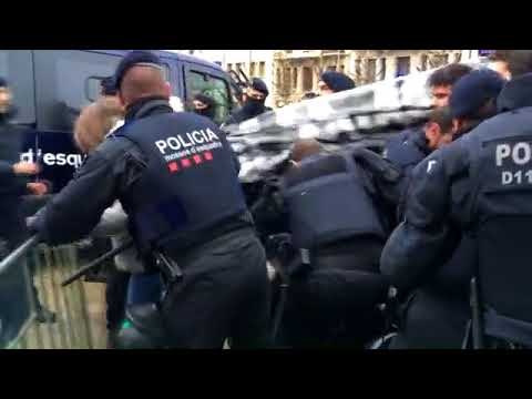 Enfrontament entre manifestants i mossos pel trasllat de les obres de Sixena