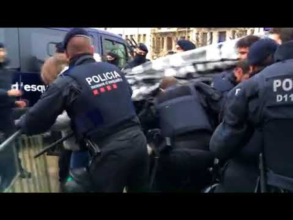 Enfrontament entre manifestants i mossos pel trasllat de les obres de Sixena