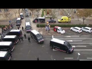Moment que s'han carregat les obres de Sixen enmig d'un gran dispositiu policial