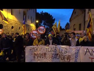 Manifestants esperant l'arribada de Rajoy a Caves Freixenet
