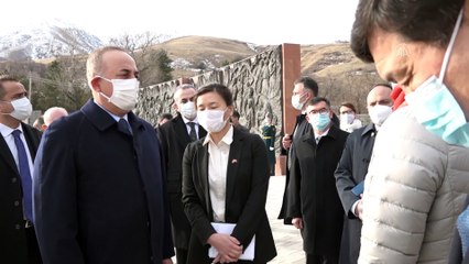 BİŞKEK - Dışişleri Bakanı Çavuşoğlu, Ata Beyit Anıtı’na çelenk koydu