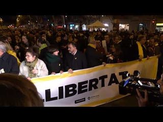Es forma la capçalera de la manifestació "Som gent de pau"