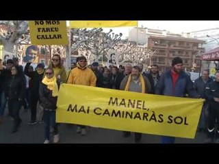 Concentració de persones en suport al professor acusat d'incitar a l'odi