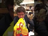 Puigdemont besa bandera de España (vídeo entero)