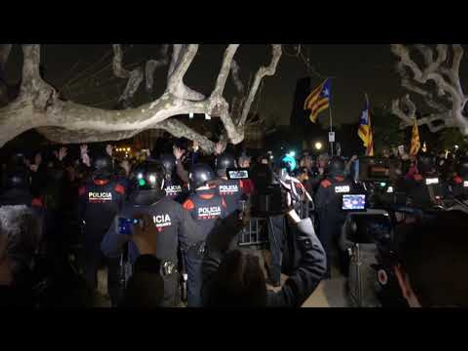 Manifestants canten els Segadors