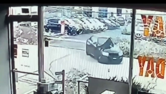 Nam thanh niên giả vờ mua ôtô rồi lái xe sang chạy mất