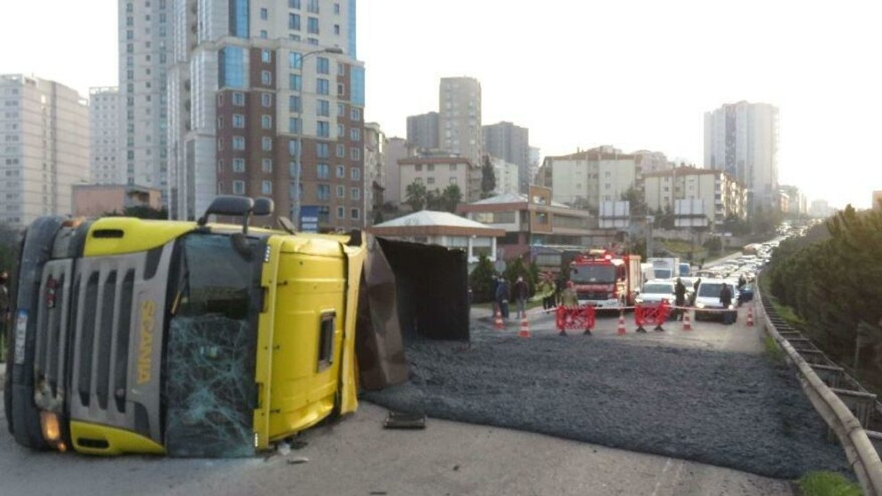 Ümraniye’de harç yüklü kamyon devrildi; trafik kilitlendi