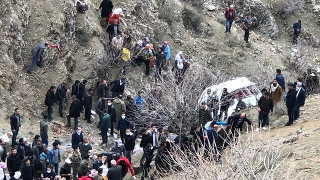 Batman’da öğrenci servisi uçuruma yuvarlandı: 2 ölü 24 yaralı