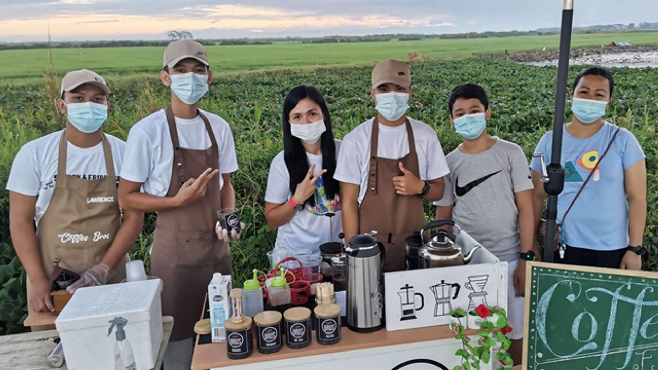 This Roadside Coffee Stand In Pampanga Is a Crowd-Favorite