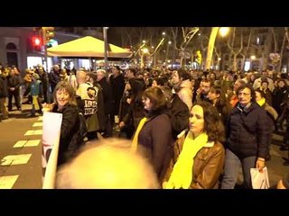Manifestants passen per carrer Entença