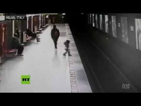 Salvan a un niño que había caído en el metro de Milán