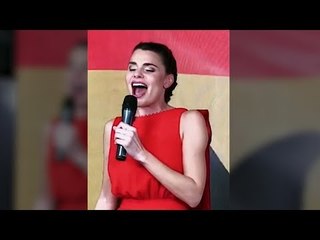 El sorprendente himno de España de María Lapiedra