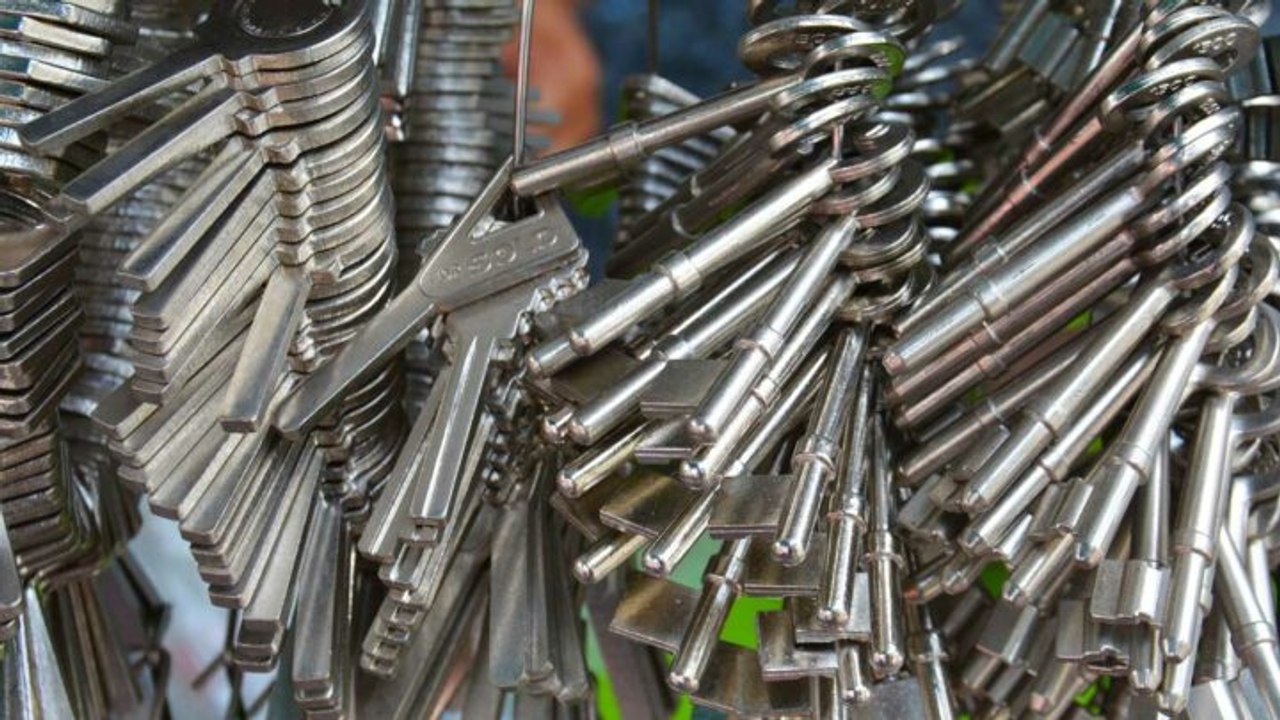 Le stagiaire d'une prison poste une photo qui va lui couter très cher... Toutes les serrures sont à changer