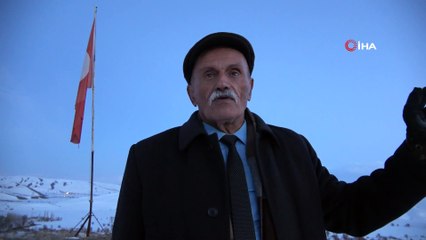 İlk kadın güvenlik korucusu eşiyle 37 yıldır bayrak nöbeti tutuyor