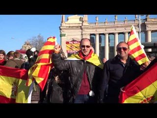 Unionistas cantan "Naci en el Mediterraneo" en Plaza Espana