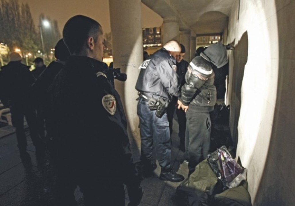 Pour un commissaire parisien, "un Maghrébin, ça crache dans son pays et ça crache en France ! Ça n’est pas raciste que de dire ça !"