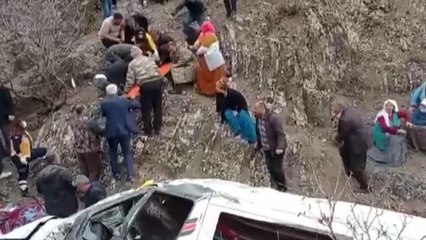 Son dakika haberi... Öğrenci servisi devrildi: 2 ölü, 22 yaralı (2)