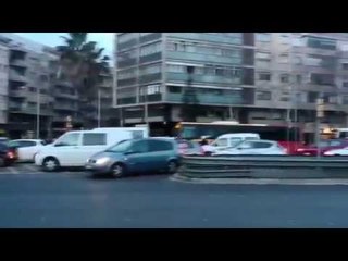 La vaga feminista talla el trànsit de l'avinguda Meridiana