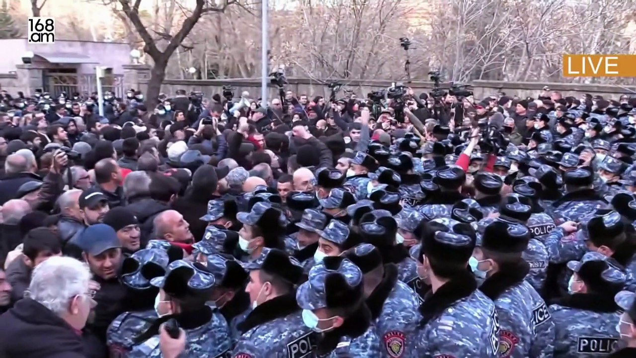 Machtkampf in Eriwan: Tausende Oppositionelle blockieren das Parlament