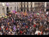 La plaça Sant Jaume, plena per la vaga feminista