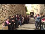 2000 dones fan cadena humana a Girona