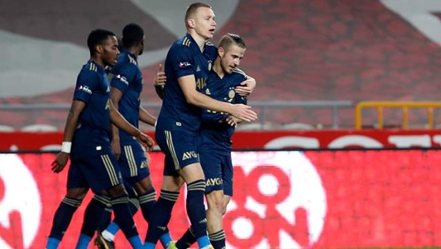 F.Bahçe'den 500 bin euro kazanan Szalai, sadece 6 faul yaparak müthiş bir istatistik yakaladı