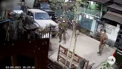 SNS 고발 놀란 미얀마 군부...휴대전화 검사·CCTV 파괴 / YTN