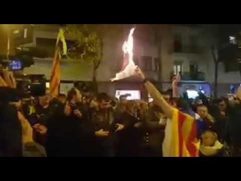 Cremen fotos del Rei davant de la comandància de la Guàrdia Civil