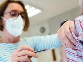 Impfung in Arztpraxen: "25 Millionen Menschen monatlich realistisch"