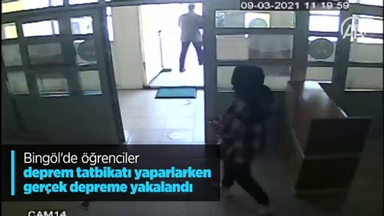 Bingöl'de öğrenciler deprem tatbikatı yaparlarken gerçek depreme yakalandı
