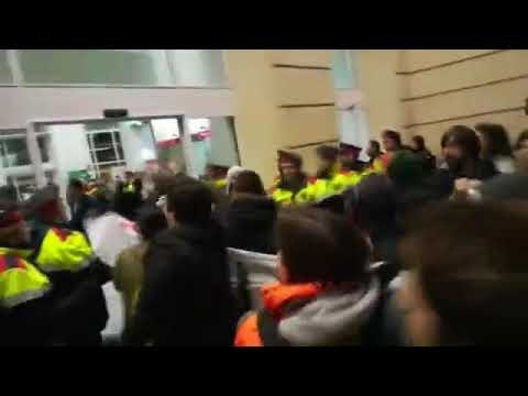 Moment en què els Mossos feien fora de l'estació de Renfe els manifestants
