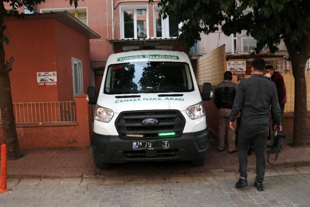 Kilim silkelerken düşen kadının cenazesi adli tıptan alındı.. Eşi gözyaşlarını tutamadı